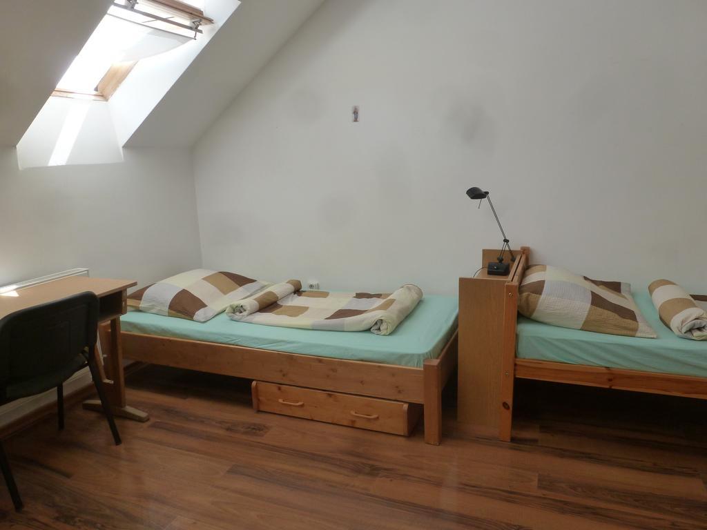 Hostel Romzsa Todor Kollegium Segedín Pokoj fotografie